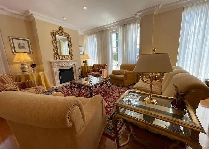 Villa Autentico Lujo, Stylish Host Cantabria. *